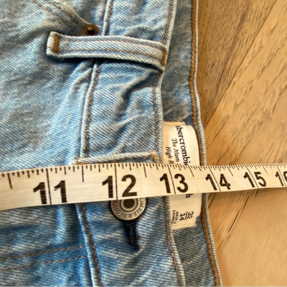Abercrombie & Fitch The Mom Shorts High Rise 32 Light Wash Raw Hem - Picture 8 of 9